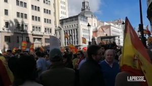 Madrid, decine di migliaia in piazza contro Sanchez: “Dimissioni”
