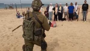 Gaza, truppe israeliane offrono acqua ai civili palestinesi