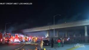 Usa, chiusa per un incendio la principale autostrada di Los Angeles