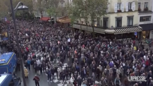 Parigi, in migliaia in piazza contro l’antisemitismo