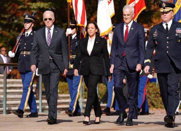 Usa, Giorno dei veterani: Joe Biden commemorazioni al cimitero nazionale di Arlington