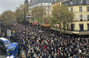 Medioriente, in migliaia a manifestazione contro antisemitismo a Parigi