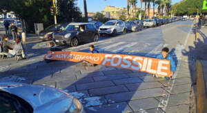 Cagliari, attivisti per il clima bloccano il traffico: in questura 5 ragazzi
