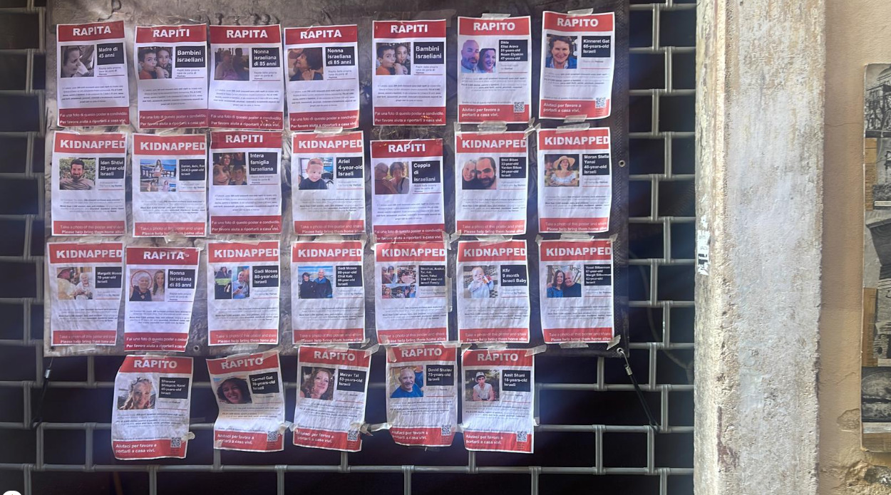 Medioriente, manifesti per gli ostaggi al Ghetto di Roma: “Non dimentichiamoli” Medioriente, manifesti per gli ostaggi al Ghetto di Roma: “Non dimentichiamoli”
