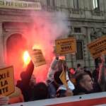 Milano, protesta tassisti a Palazzo Marino: fumogeni e slogan contro Sala