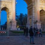 Ultima Generazione, nuovo blitz a Milano: vernice arancione su Arco della Pace