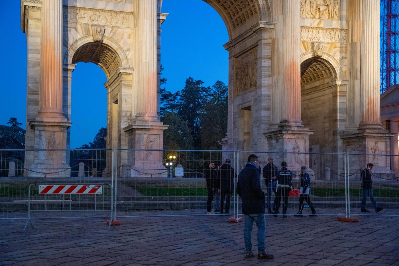Ultima Generazione, nuovo blitz a Milano: vernice arancione su Arco della Pace
