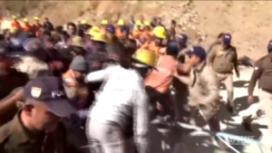 Tunnel crollato in India, proteste per la lentezza dei soccorsi