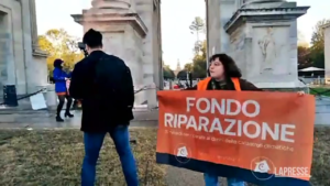 Milano, blitz di Ultima Generazione: imbrattato l’Arco della Pace