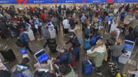 USA, continua il disagio negli aeroporti voli cancellati a causa della variante Omicron
