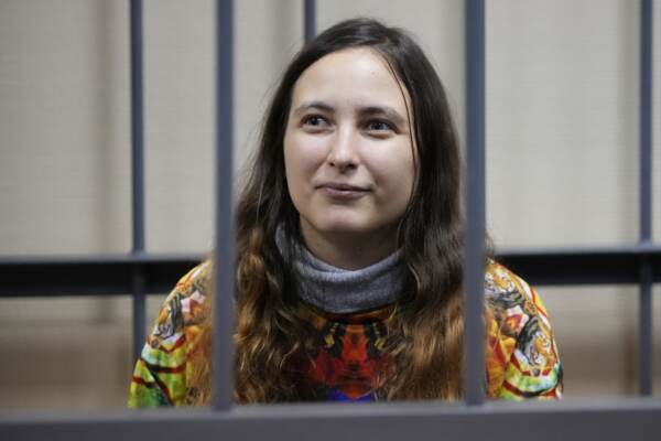 Sasha Skochilenko,aspetta l'udienza presso il tribunale distrettuale Vasileostrovsky di San Pietroburgo.