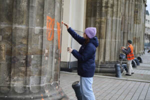 Berlino, Last Generation torna a imbrattare porta Brandeburgo
