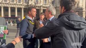 “Sei un delinquente e un buffone”: presidente Coldiretti spinge Della Vedova davanti a Palazzo Chigi