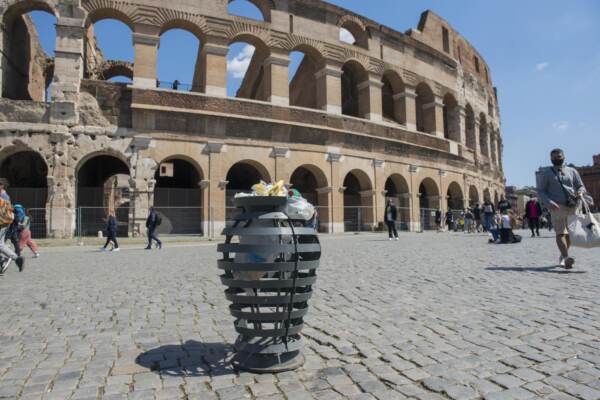 A Pasqua e Pasquetta raccolta rifiuti a rilento, Cassonetti pieni per le vie del centro a Roma