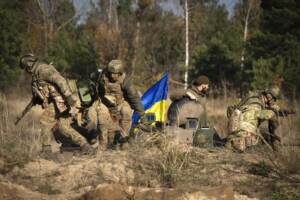 Addestramento al combattimento in un campo militare nel nord dell\'Ucraina