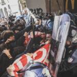 Scuola, a Torino cori contro Meloni e Netanyahu. Bruciata bandiera Israele