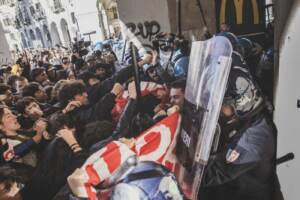 Torino, corteo studentesco a sostegno del popolo palestinese e contro la riforma della scuola