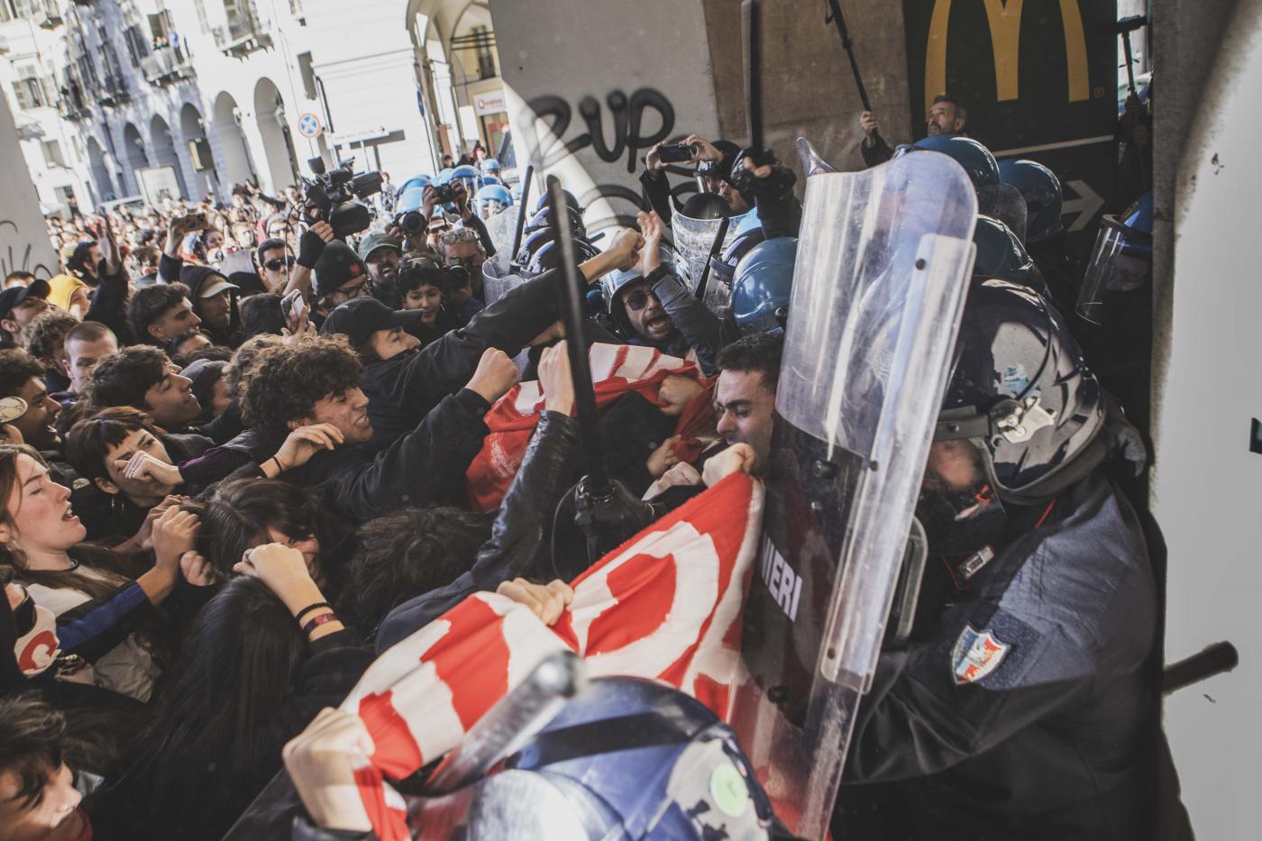 Scuola, a Torino cori contro Meloni e Netanyahu. Bruciata bandiera Israele