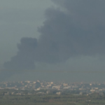 Gaza, nuvola di fumo nero si leva dalla Striscia dopo raid Israele