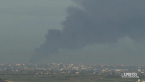 Gaza, nuvola di fumo nero si leva dalla Striscia dopo raid Israele