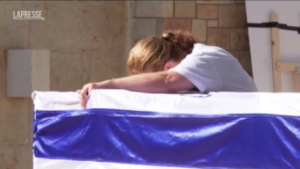 Funerali soldatessa Noa Marciano, mamma: “Non ti abbiamo protetto”