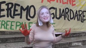 Roma, studenti a sostegno della Palestina: “Meloni hai le mani sporche di sangue”