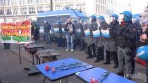 Migliaia di studenti in corteo a Milano: banchi insanguinati davanti ad Assolombarda