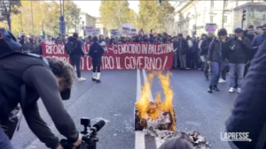 Scuola, tensioni tra studenti e polizia durante il corteo a Torino