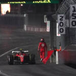 F1, danneggiata la Ferrari di Sainz per colpa di un tombino