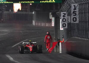 F1, danneggiata la Ferrari di Sainz per colpa di un tombino