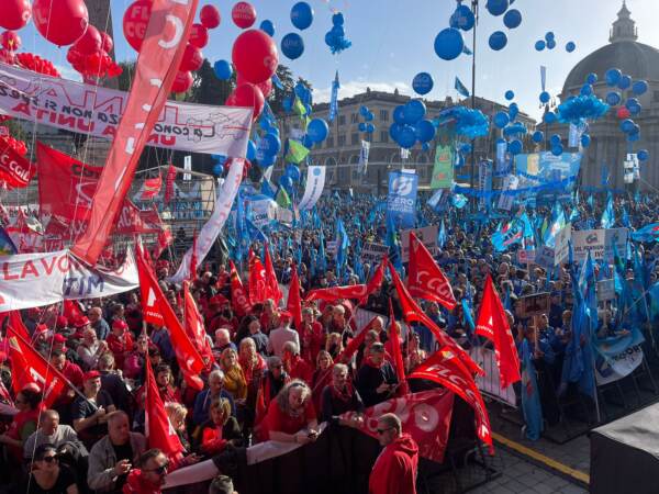 Sciopero, leader Cgil e Uil in piazza a Roma. Landini: “Governo manda paese a sbattere”