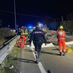 Reggio Emilia, camion perde carico che travolge auto: 2 morti