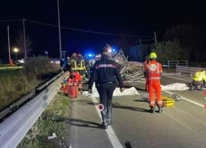 Reggio Emilia, camion perde carico che travolge auto: 2 morti