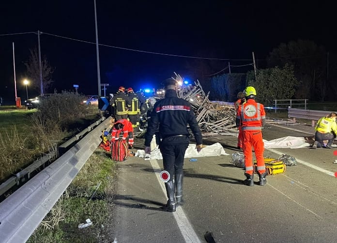Reggio Emilia, camion perde carico che travolge auto: 2 morti Reggio Emilia, camion perde carico che travolge auto: 2 morti