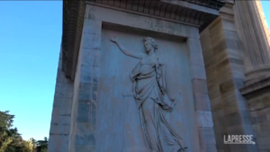 Milano, Arco della Pace imbrattato: il video