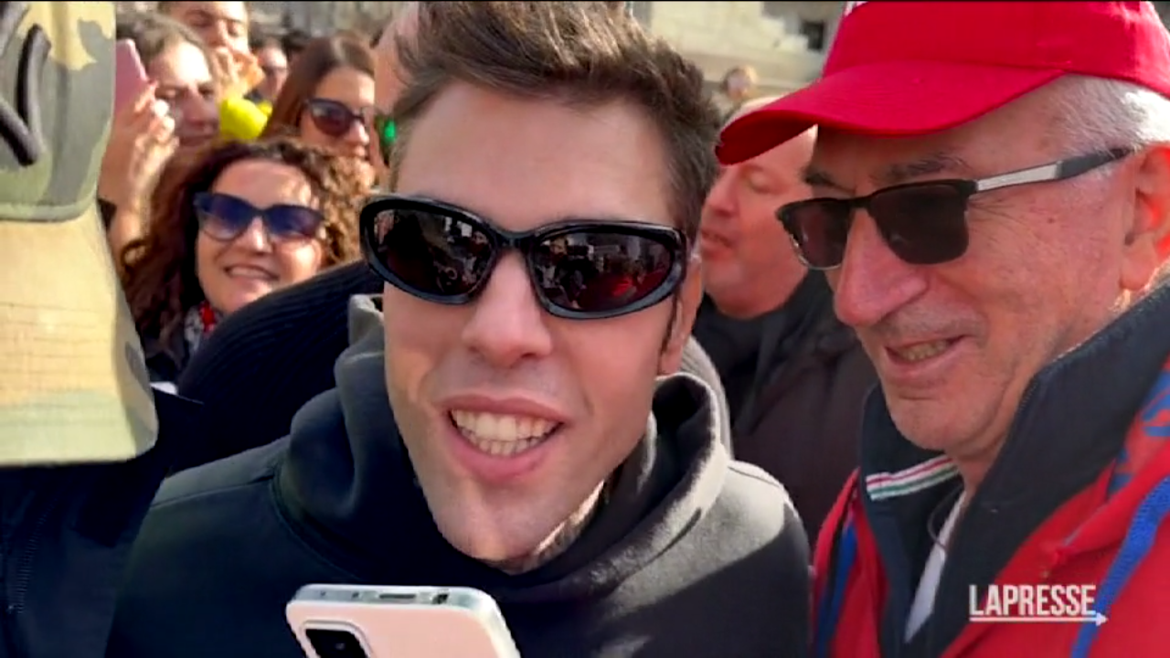 Milano, Fedez se ne va quando parla Romano La Russa. L’assessore: “Piccolo uomo”