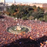 Spagna, migliaia di persone protestano contro Sanchez: strade bloccate a Madrid