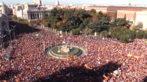 Spagna, migliaia di persone protestano contro Sanchez: strade bloccate a Madrid