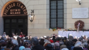 Milano, flash mob al Piccolo Teatro contro Geronimo La Russa