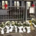 Fiori davanti alla casa di Giulia Cecchettin a Vigonovo