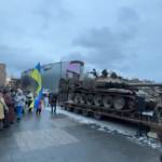 Ucraina, carro armato russo esposto in piazza a Helsinki