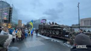 Ucraina, carro armato russo esposto in piazza a Helsinki