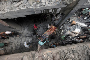 Palestinesi fuggono verso il sud della Striscia di Gaza lungo Salah al-Din Street