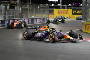 F1, Verstappen vince a Las Vegas davanti a Leclerc e Perez