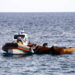 Migranti, nuova ondata di sbarchi a Lampedusa: nell’hotspot 239 persone