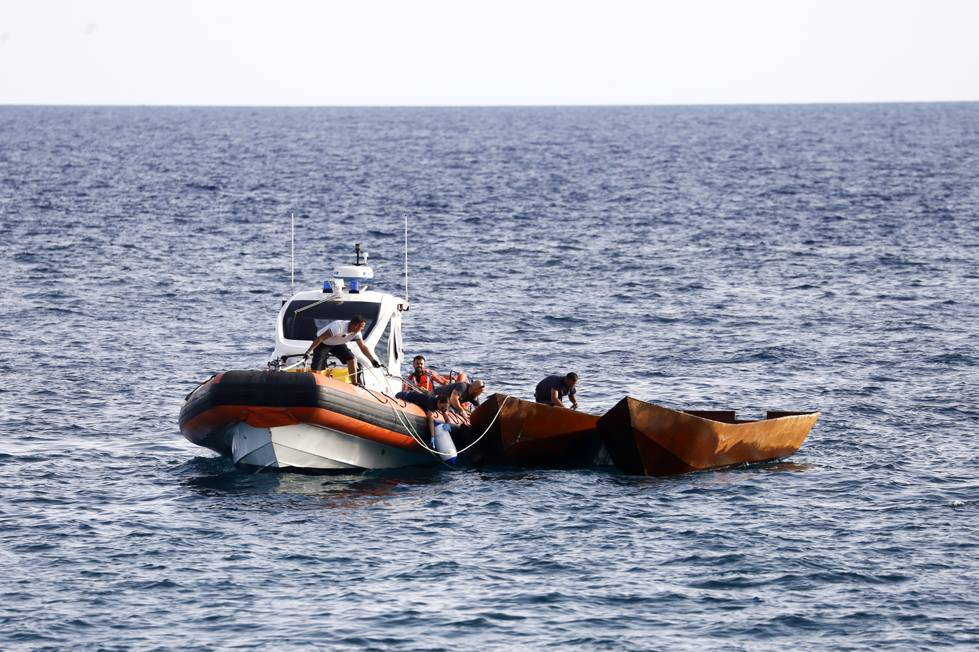 Migranti, nuova ondata di sbarchi a Lampedusa: nell’hotspot 239 persone Migranti, nuova ondata di sbarchi a Lampedusa: nell’hotspot 239 persone