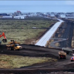 Islanda, pericolo eruzione a Grindavik: le immagini della città deserta