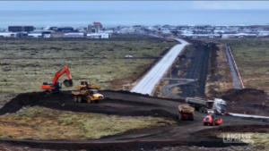 Islanda, pericolo eruzione a Grindavik: le immagini della città deserta