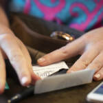 Violenza donne, Intesa Sp: una su cinque non ha un conto corrente personale