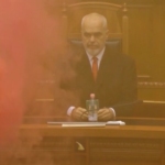 Albania, opposizione accende fuochi d’artificio in parlamento poi divampa l’incendio